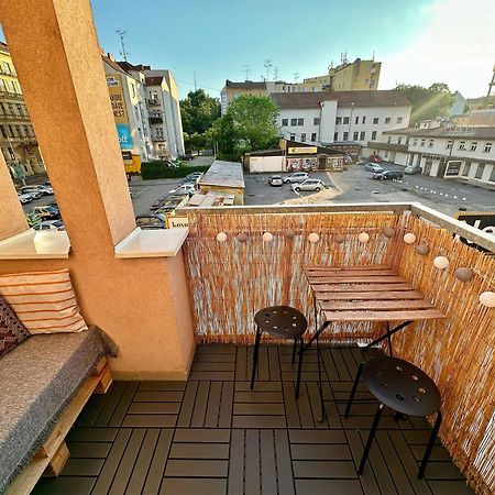 Bright And Central Suite With A Balcony Бърно Екстериор снимка