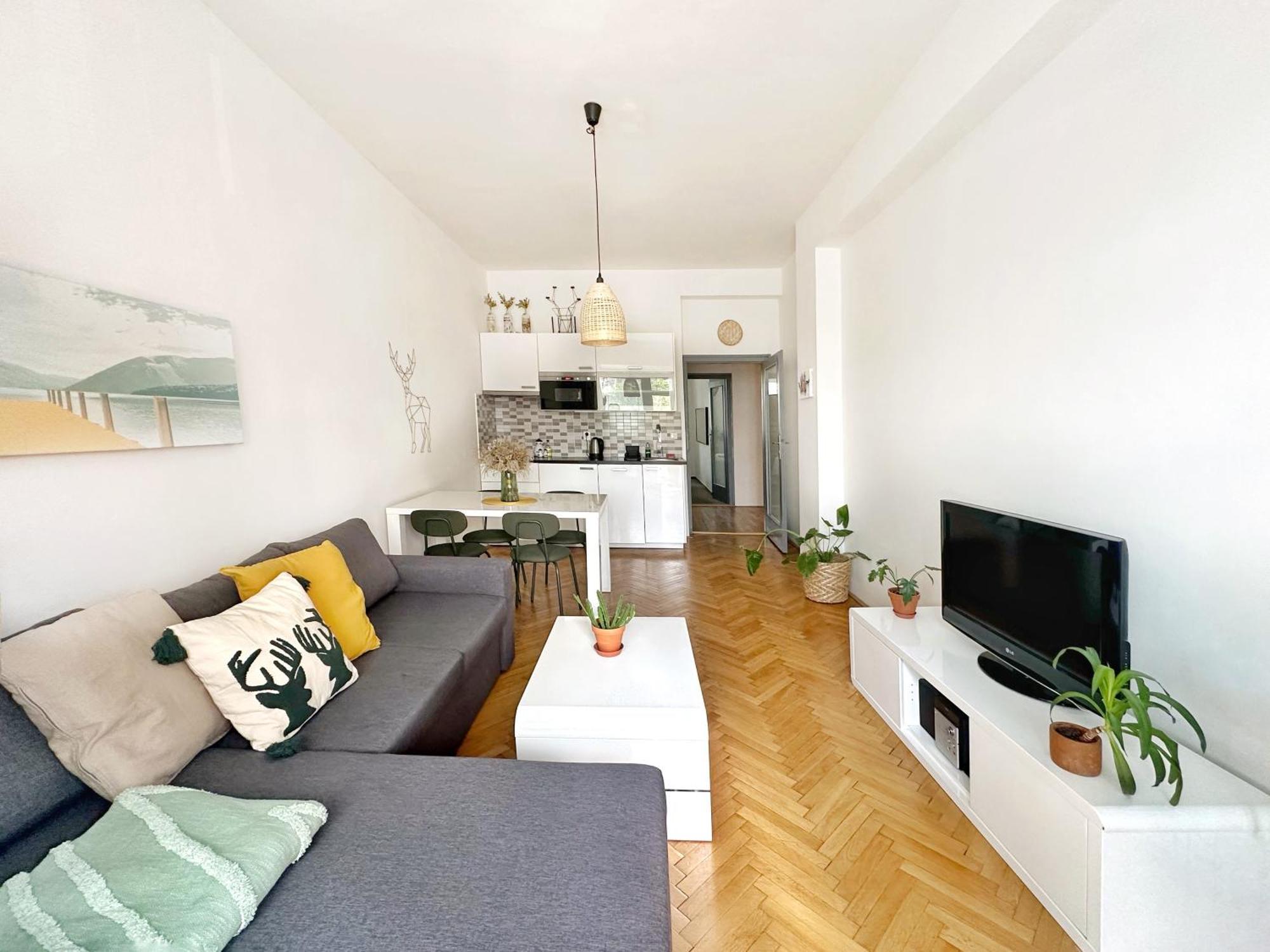Bright And Central Suite With A Balcony Бърно Екстериор снимка